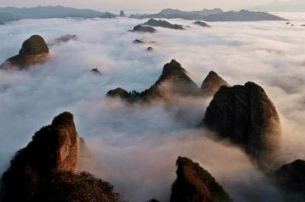 武汉暴雨后现棉花白云海，云雾缭绕人间仙境，大自然的反馈有多震撼？