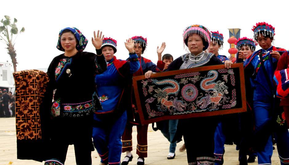哪个民族传统服饰崇尚青色,男女皆以长帕包头?
