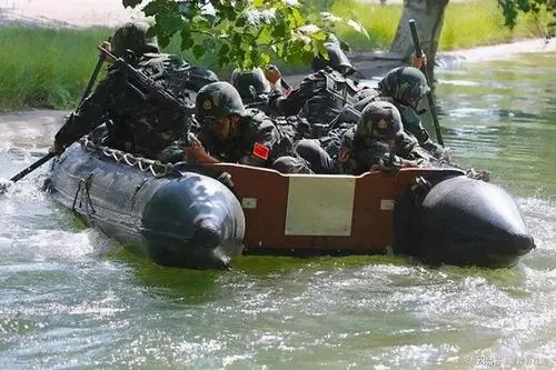 特种兵用刀削去手上老茧继续训练，特种兵平时的训练究竟有多刻苦？