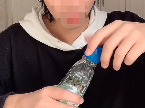 弹珠汽水怎么拿弹珠？