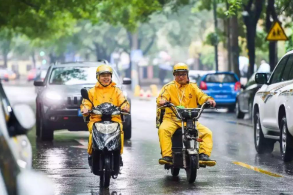 女骑手抱孩子冒雨送餐迟到50分钟，骑手在雨天送餐有多不容易？