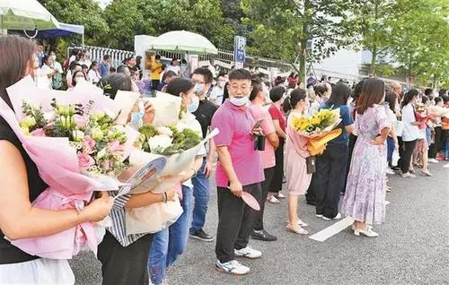 高考结束，校门口成为大型“表白”现场，你对这一幕有何感触？