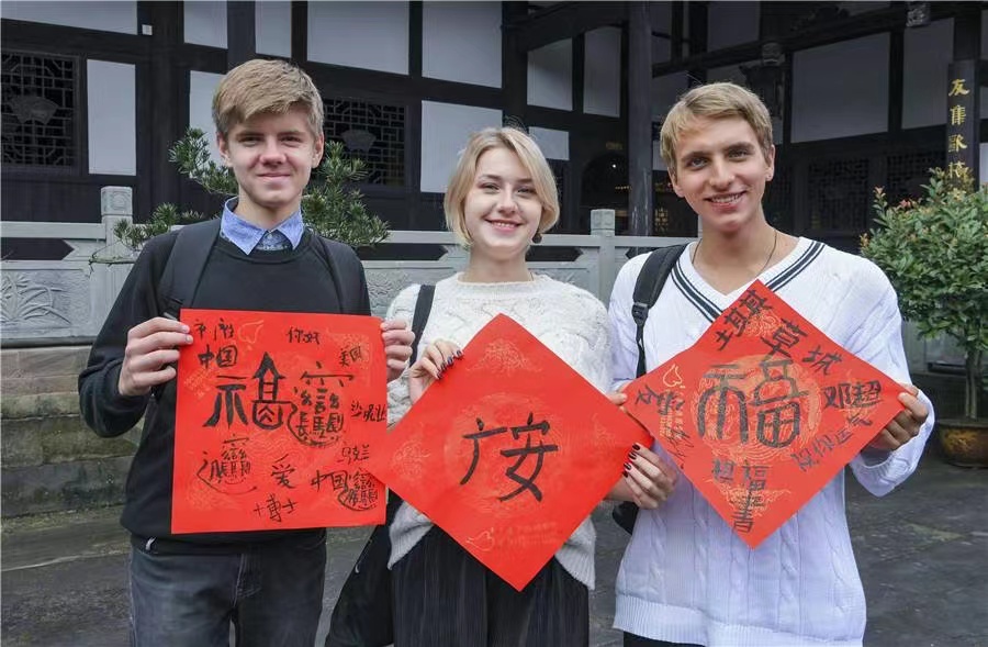 外国女孩酷爱中国文化，自学中文，如今的水平如何？