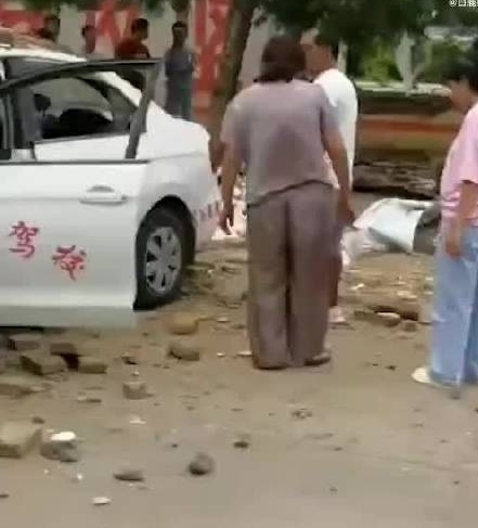云南驾校女学员开教练车穿墙而过，造成的损失该谁承担？