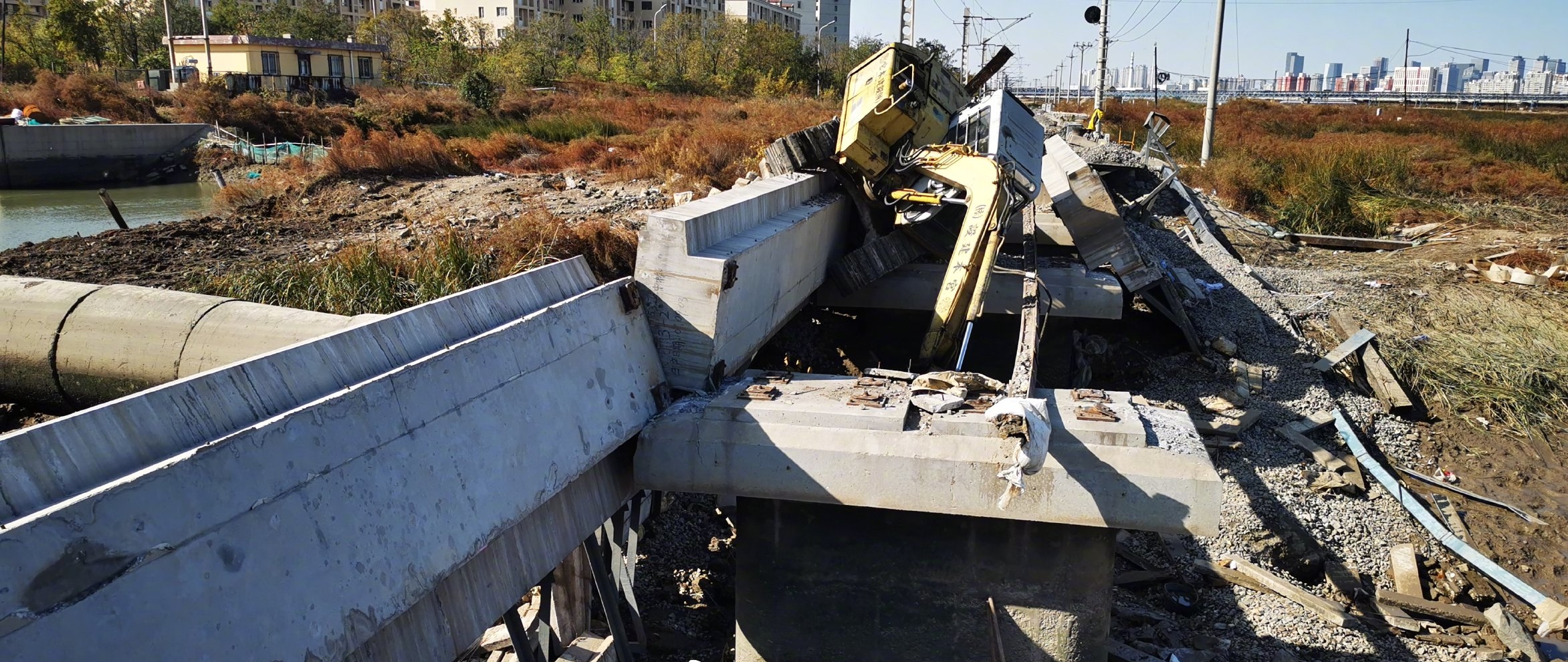 天津一铁路桥发生坍塌，致7死5伤，此事故该谁负责？