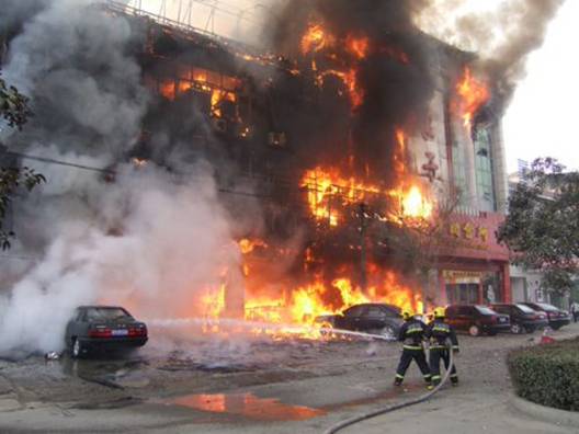 福州市长乐拉丁酒吧火灾发生的直接原因是什么