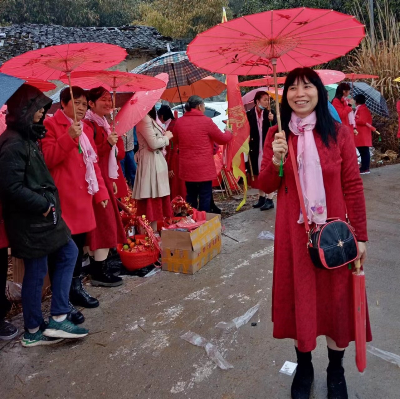 女子出嫁被取消村民资格无权分土地，为什么男女不能同等对待？