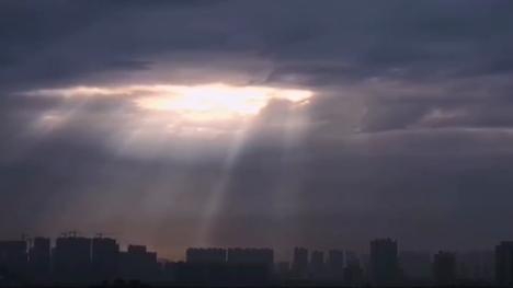北京天空现绝美云隙光，这种景象是如何形成的？