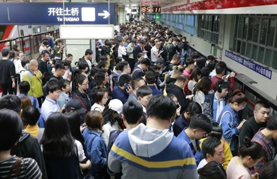 北京地铁6号线一男子强迫一年轻人让座，出言不逊：我比你爹大。怎么看？
