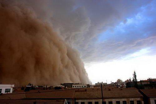 内蒙古阿拉善现沙尘暴巨墙，这次沙尘暴是什么原因引起的？