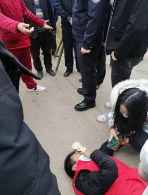 河南漯河一纹身男脚踢志愿者头部，双方到底是因何发生争执的？