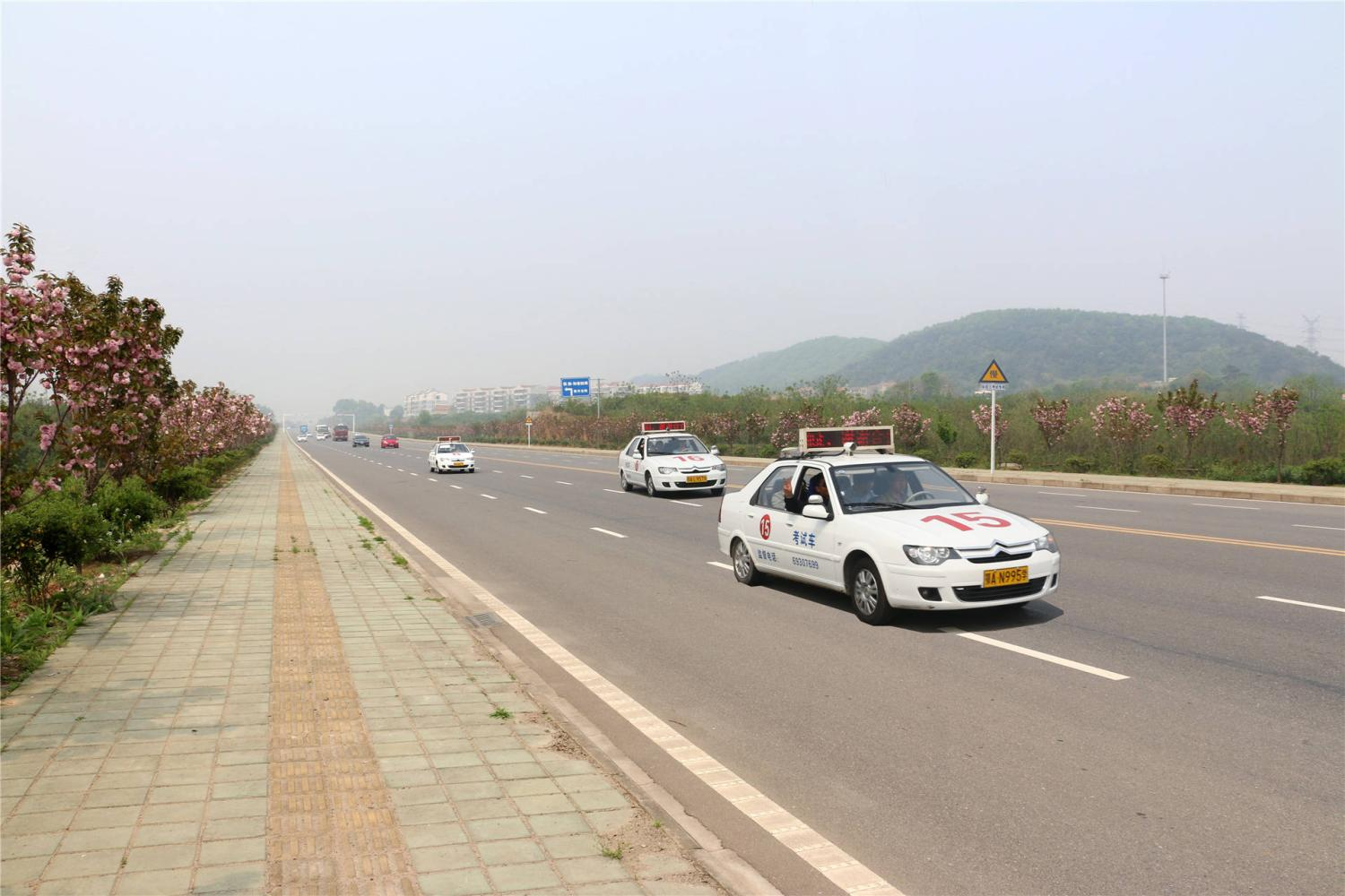 路遇前方车考科目三，大车司机开双闪减速为其挡车，你如何看待司机的举动？