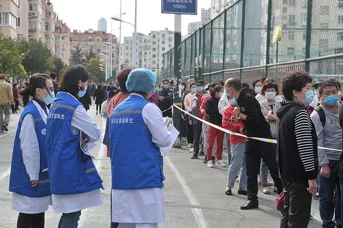 未做核酸超四天并拒扫场所码，青岛一女子被行拘五日，构成了什么违法行为？