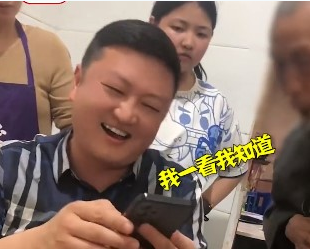 合肥老人拿二维码乞讨，竟要求查看转账记录，这样的老人到底值不值得同情？