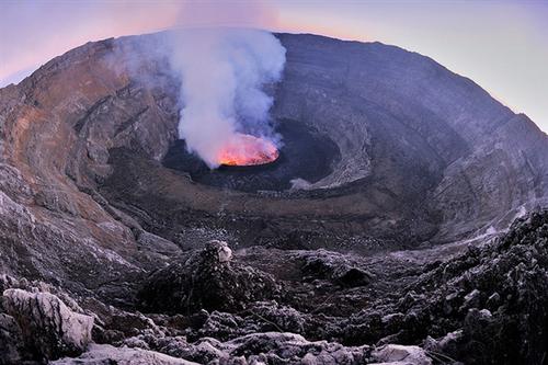 据报道，刚果火山喷发致多人死亡，导致火山喷发的原因是什么？