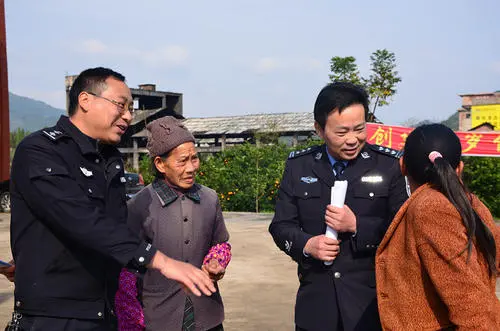 朝鲜族大娘头上顶着满盆粽子冒雨送进派出所，你如何看待这种“警民情”？