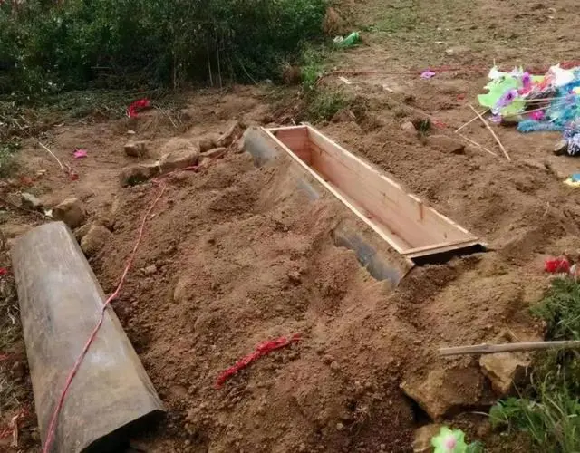 贵州一村民葬后遗体被抢，镇长称是违规土葬，事实的真相究竟是什么？