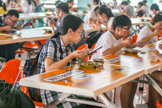 南京一高校男生因食堂抢座位事件狂扇女生耳光，校方对此是如何回应的？