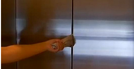 大妈为什么用杯子挡住电梯门？