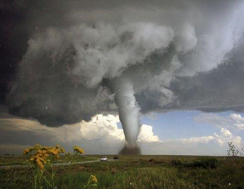 内蒙古草原突遇龙卷风，其龙卷风是怎么形成的呢？