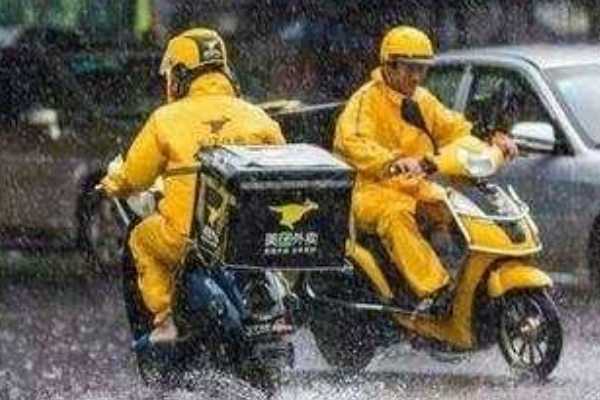 女骑手抱孩子冒雨送餐迟到50分钟，骑手在雨天送餐有多不容易？