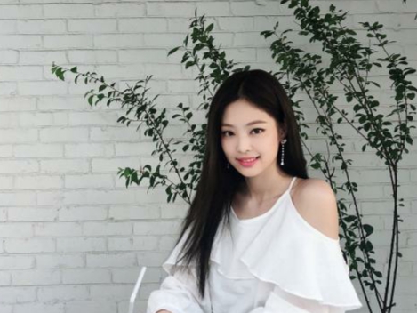 Jennie露背回眸照上热搜，你觉得它的出圈能力有哪些？