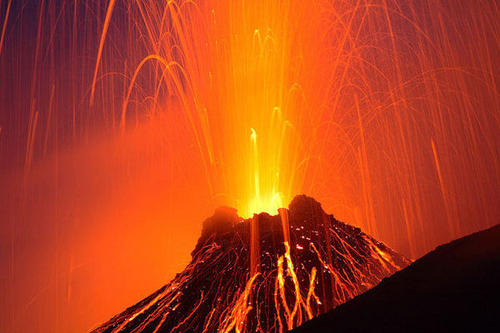 美国夏威夷基拉韦厄火山喷发！这时通常会出现什么壮观的景象？