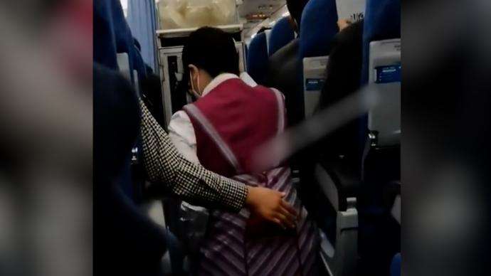 安徽航班女乘客伸手保护下蹲避险空姐，网友是如何评价乘客这一行为的？