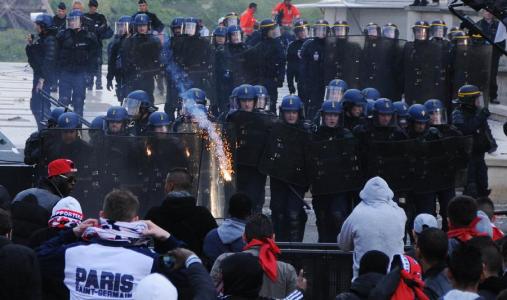 8月24日凌晨巴黎爆发大规模骚乱，原因是什么？