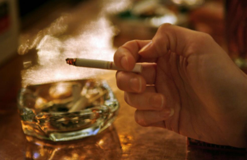 劝邻桌勿吸烟被泼女子回应，被迫二手烟有危害，她的做法合适吗？