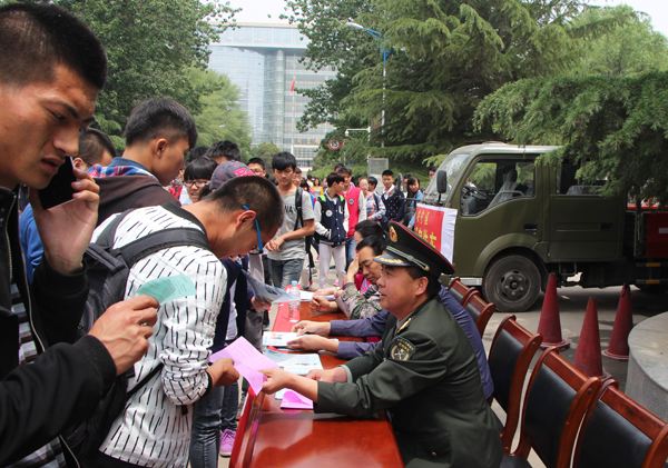 在校大学生当兵年龄限制是多少岁