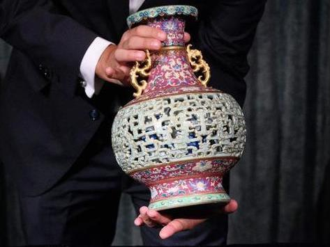 欧洲老妇闲置中国花瓶拍得6300万，花瓶从何而来？