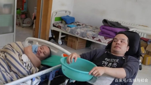 黑龙江36岁瘫痪儿子照顾62岁瘫痪父亲，他们的生活有多艰难？