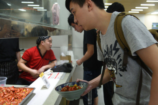 南京一高校食堂每晚将当日剩餐免费送有需要的同学，此举的初衷是什么？