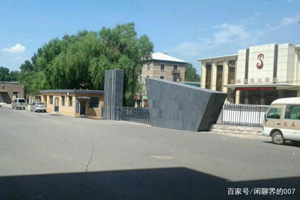 29岁女教师补课期间破坏学生家长婚姻，教育局应该开除其公职吗？