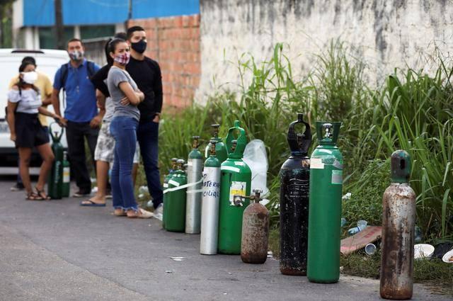 巴西民众排队领购氧气，究竟是什么情况？