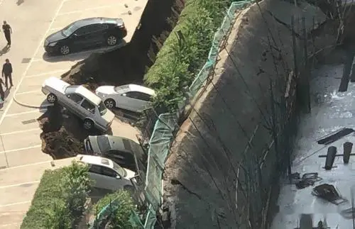 山西一停车场突发塌陷导致多辆汽车掉入坑中，这是什么原因造成的？