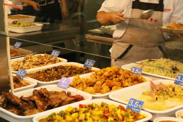 南京一高校食堂每晚将当日剩餐免费送有需要的同学，此举的初衷是什么？