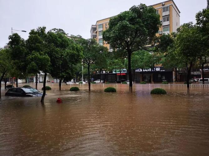 广东英德特大暴雨破纪录，如身在灾区突遇险情，应该怎么办？