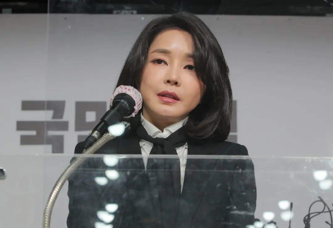 韩总统尹锡悦夫人被举报履历造假，伪造履历违反了哪些法律规定？