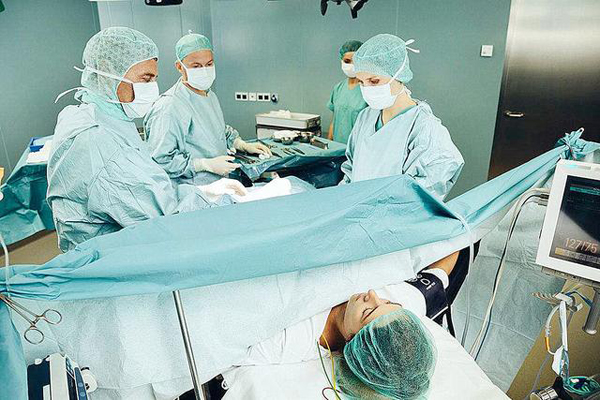 陕西一女子剖腹产成植物人，医院判赔31万，医院在此事当中有哪些责任？