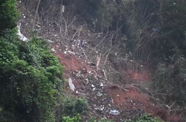 连线救援现场：客机坠毁地三面环山，遇到无可避免的事故时机长会怎么做？