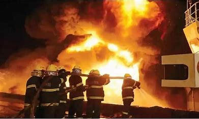 河南安阳造成多人伤亡火灾现场：厂房损毁严重，火灾是因何而起的？