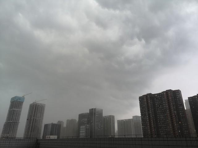武汉暴雨白昼如夜，这种恶劣的天气下，人们还能出行吗？