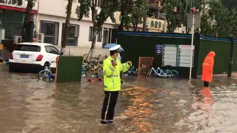 武汉暴雨白昼如夜，这种恶劣的天气下，人们还能出行吗？