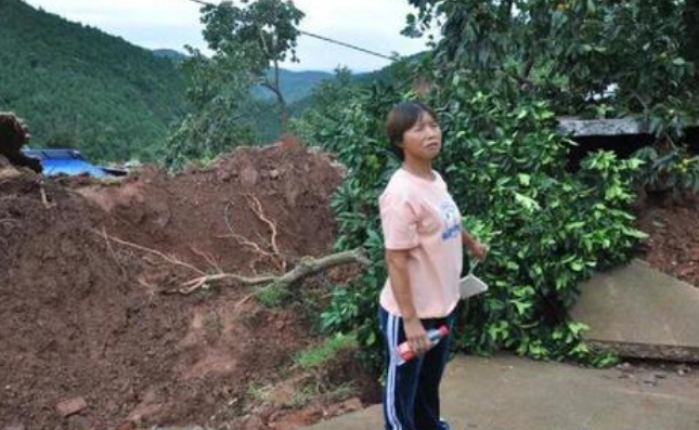 女子发现客厅1厘米裂缝救下21户村民是怎么回事？
