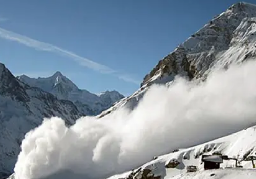 世界第八高峰发生大雪崩，25人被埋，是什么原因导致了雪崩呢？
