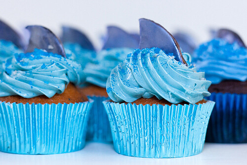 网红蛋糕吃完牙变蓝，是否存在色素超标的可能？
