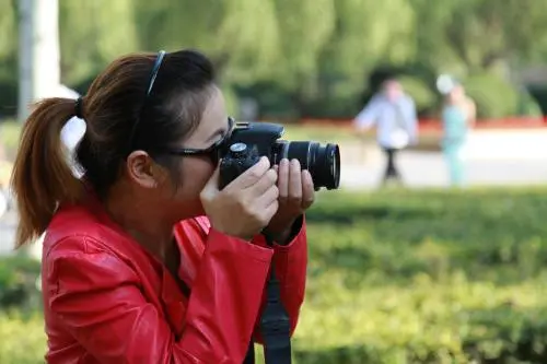 辽宁一婚庆摄影师坐后备箱跟拍不慎坠车，摄影师属于高危职业吗？