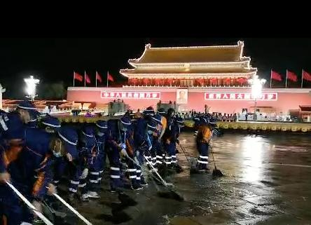 北京环卫工人连夜清理红毯积水，从他们的举动中体现出了什么？